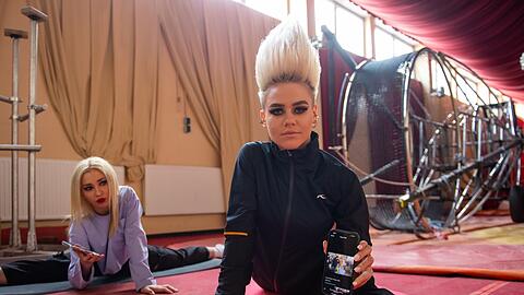 Die ukrainische Artistinnen Anastasia Stetsiuk (l.) und Viktoria Velychko aus dem Circus Krone.