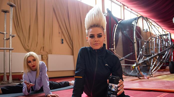 Die ukrainische Artistinnen Anastasia Stetsiuk (l.) und Viktoria Velychko aus dem Circus Krone.