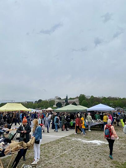 Trödeln am Fuße der Bavaria: der Riesenflohmarkt auf der Theresienwiese.