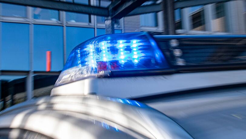 Ein Blaulicht leuchtet auf dem Dach eines Polizeiwagens.