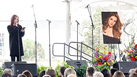 Abschied von Lisa Marie Presley: Für einen der emotionalsten Höhepunkte sorgte ihre Mutter, Priscilla Presley.