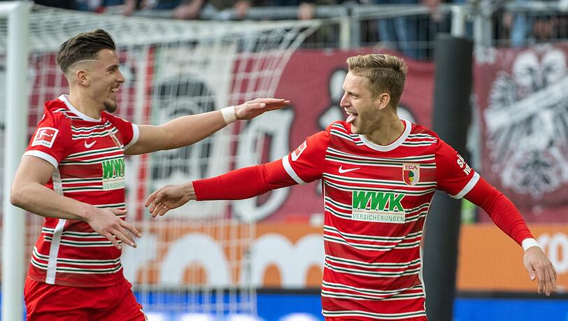 Augsburgs Torschütze Arne Maier (r) und Emirdan Demirovic jubeln über den Treffer zum 2:1.