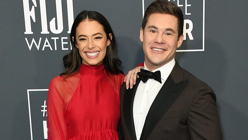 Adam DeVine und Chloe Bridges freuen sich über die Geburt ihres ersten Kindes.