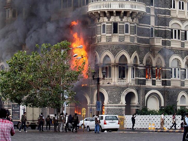 Rauch und Flammen schlagen aus dem "Taj Mahal"-Hotel in Bombay.