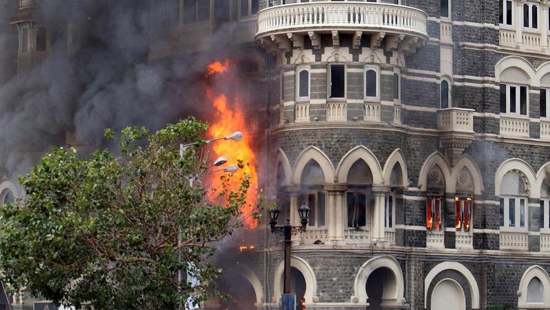Rauch und Flammen schlagen aus dem "Taj Mahal"-Hotel in Bombay. Rauch und Flammen schlagen aus dem "Taj Mahal"-Hotel in Bombay.