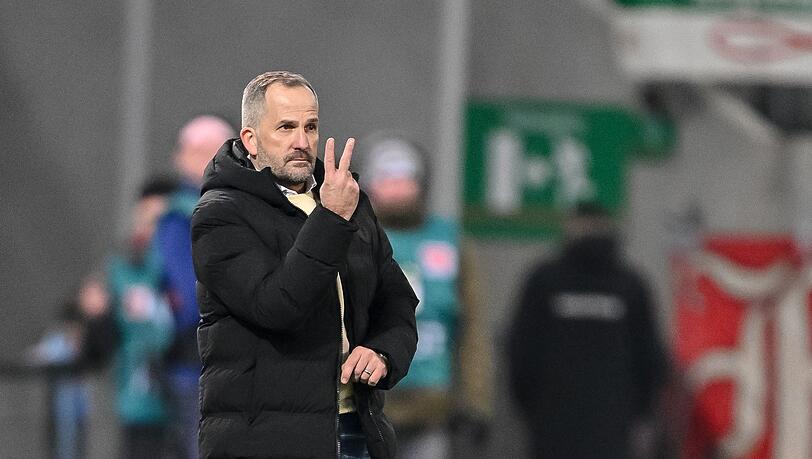 Manuel Baum tüftelt an der Augsburger Ausrichtung gegen den FC Bayern. Manuel Baum tüftelt an der Augsburger Ausrichtung gegen den FC Bayern.