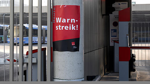 Ein Zettel mit der Aufschrift "Heute Warnstreik!" ist an der Zufahrt von einem Busdepot zu sehen. In M&uuml;nchen stehen in dieser Woche erneut Teile des &ouml;ffentlichen Nahverkehrs still.