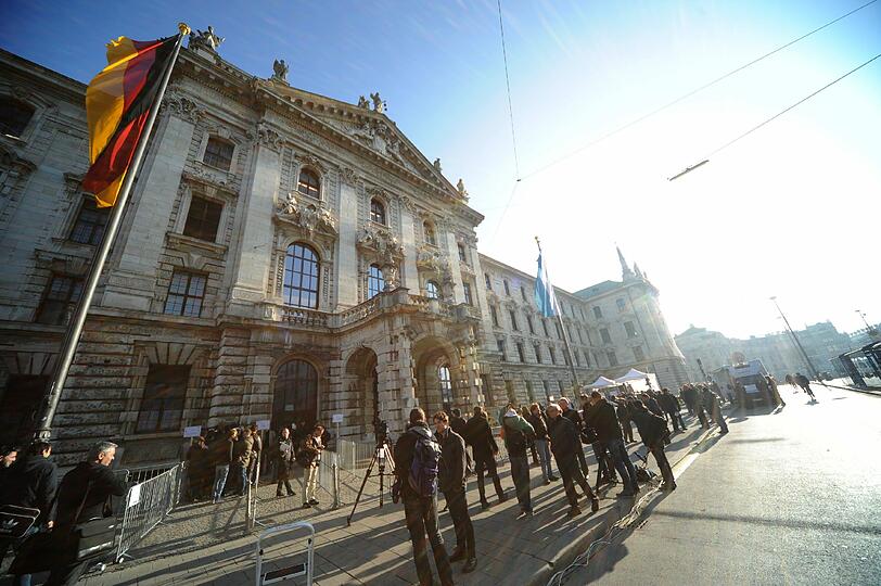 Bilder vom Hoeneß-Prozess am Münchner Justizpalast.