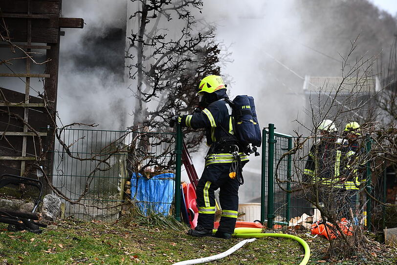 Der Sachschaden beträgt 35.000 Euro - die Ursache für den Kellerbrand ist derzeit noch unklar. Die Bilder vom Feuerwehreinsatz.