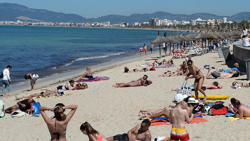Touristen genießen die Sonne am Strand Playa de Palma in Arenal (Spanien) bei Palma de Mallorca. Touristen genießen die Sonne am Strand Playa de Palma in Arenal (Spanien) bei Palma de Mallorca.