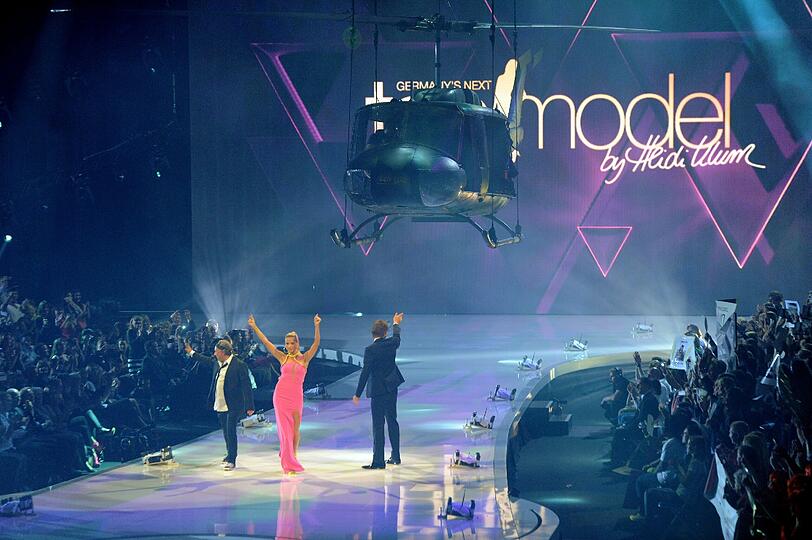 Germany's next Topmodel: Lovelyn gewinnt die Staffel 2013. Bei der Show gab's einen kleinen Nackt-Zwischenfall. Eine Aktivistin von Femen rannte mit blanker Brust über die Bühne. Die Bilder.
