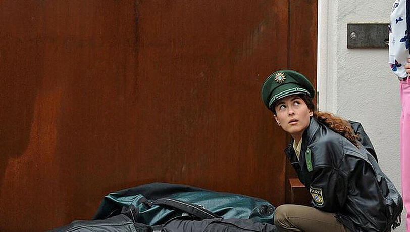 "Mutter auf Streife": Als Mia drei Einbrecher stellt beschließt sie eine Sonderausbildung bei der Polizei zu machen "Mutter auf Streife": Als Mia drei Einbrecher stellt beschließt sie eine Sonderausbildung bei der Polizei zu machen