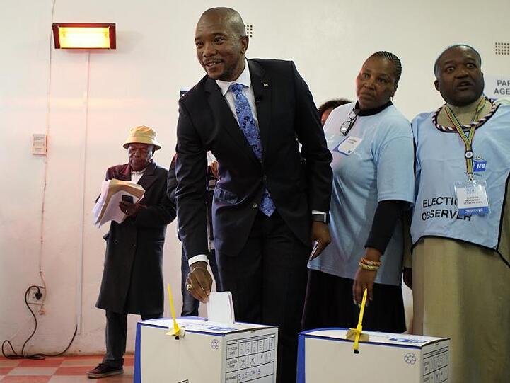 Der Oppositionsführer Mmusi Maimane, Vorsitzender der Democratic Alliance, gibt seine Stimme ab.