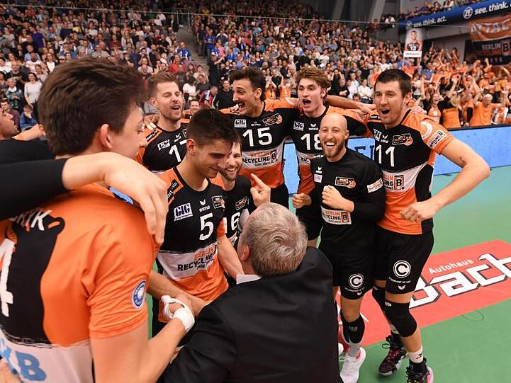 Die Spieler der Berlin Volleys jubeln über ihren Sieg und den vierten Meistertitel in Folge.