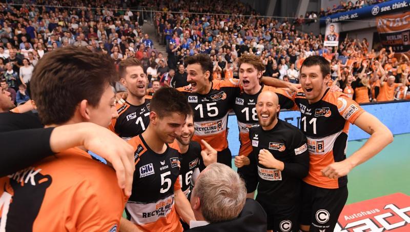 Die Spieler der Berlin Volleys jubeln über ihren Sieg und den vierten Meistertitel in Folge. Die Spieler der Berlin Volleys jubeln über ihren Sieg und den vierten Meistertitel in Folge.