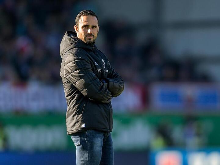 Alexander Nouri, Trainer von FC Ingolstadt, steht auf dem Spielfeld. Foto: Axel Heimken/Archiv