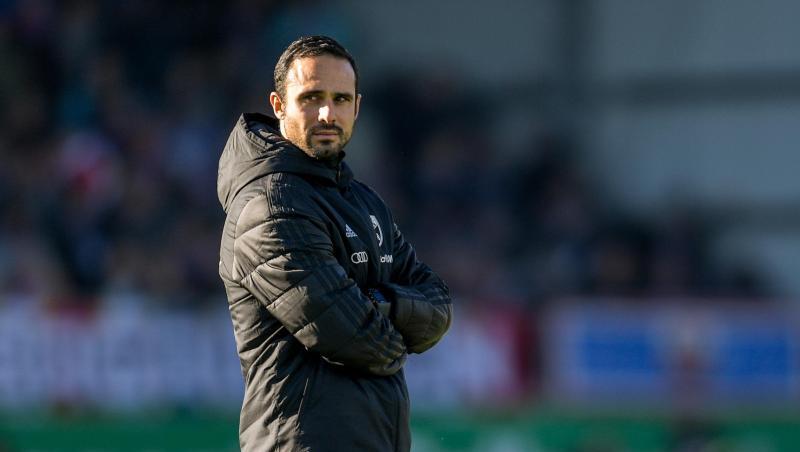 Alexander Nouri, Trainer von FC Ingolstadt, steht auf dem Spielfeld. Foto: Axel Heimken/Archiv Alexander Nouri, Trainer von FC Ingolstadt, steht auf dem Spielfeld. Foto: Axel Heimken/Archiv