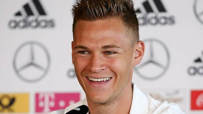 Joshua Kimmich bei einer Pressekonferenz der deutschen Nationalmannschaft