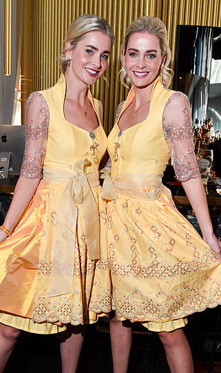 Die Zwilling Nina und Julia Meise sind sich auch bei der Wahl des Dirndls einig - es muss gelb sein.