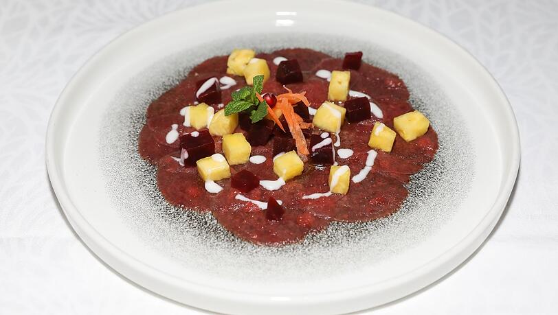 Erster Gang: Hirschcarpaccio mit Joghurt und Ananas, Minze und Roter Beete. Erster Gang: Hirschcarpaccio mit Joghurt und Ananas, Minze und Roter Beete.
