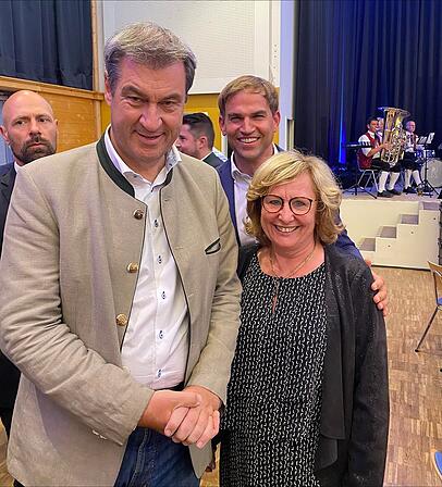 Thomas Gierlings Mutter trifft im Wahlkampf von Schwiegersohn Maximilian Böltl auf Ministerpräsident Markus Söder