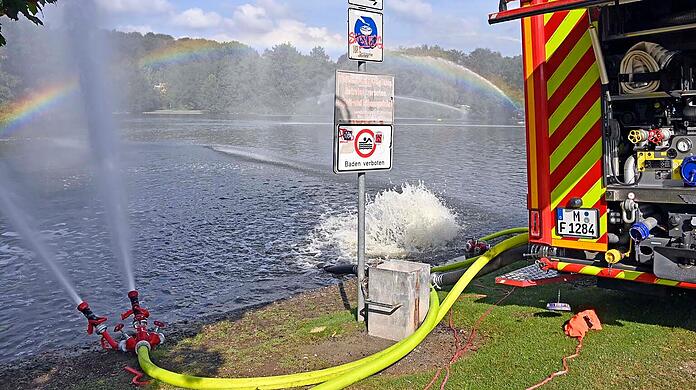 Mit Wasserwerfern versuchte die Feuerwehr den Sauerstoffgehalt im Wasser zu erhöhen.