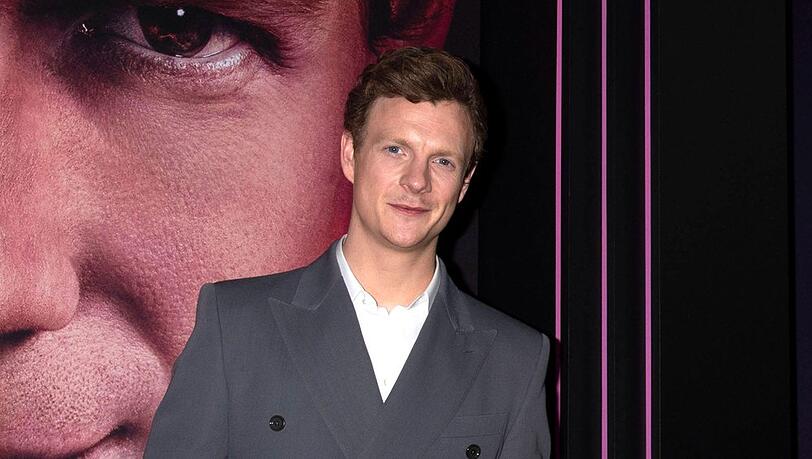 Zumindest als neue Stimme von James Bond ist Patrick Gibson bereits zu hören.
