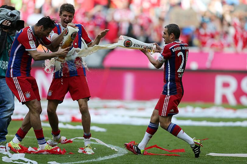 Bei Bayerns 24. Meistertitel darf natürlich die traditionelle Bierdusche nicht fehlen. Lahm gewinnt die Schale zum fünften Mal.