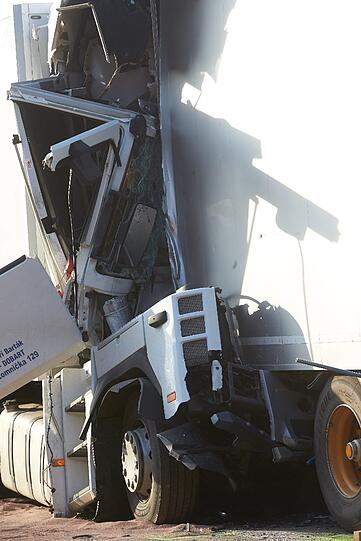 Schlimmer Unfall bie Boppard: Ein Wohnmobil wird zwischen Lastwagen eingeklemmt und komplett zerdrückt. Eine Frau stirbt bei dem Crash auf der A61.
