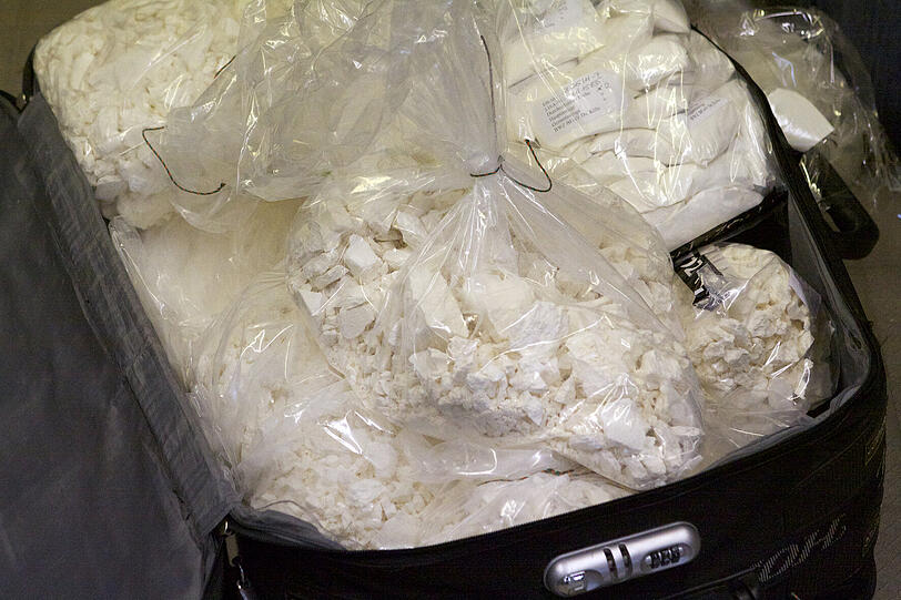 Der Münchner Zoll hat am Flughafen eine Brasilianerin geschnappt, die zwei Kilogramm Kokain nach Holland schmuggeln wollte. Das Rauschgift war in einem doppelten Boden ihres Koffers versteckt.