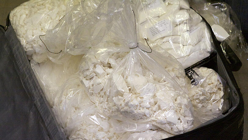 Der Münchner Zoll hat am Flughafen eine Brasilianerin geschnappt, die zwei Kilogramm Kokain nach Holland schmuggeln wollte. Das Rauschgift war in einem doppelten Boden ihres Koffers versteckt. Der Münchner Zoll hat am Flughafen eine Brasilianerin geschnappt, die zwei Kilogramm Kokain nach Holland schmuggeln wollte. Das Rauschgift war in einem doppelten Boden ihres Koffers versteckt.
