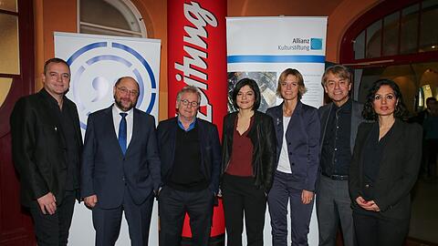 Bereits die erste Debatte 2015 war hochkarätig besetzt. Die Teilnehmer und Organisatoren (von links nach rechts): Michael Schilling, Martin Schulz, Daniel Cohn-Bendit, Jasmin Tabatabai, Cosima Möller, Michael Thoss und Naika Foroutan.