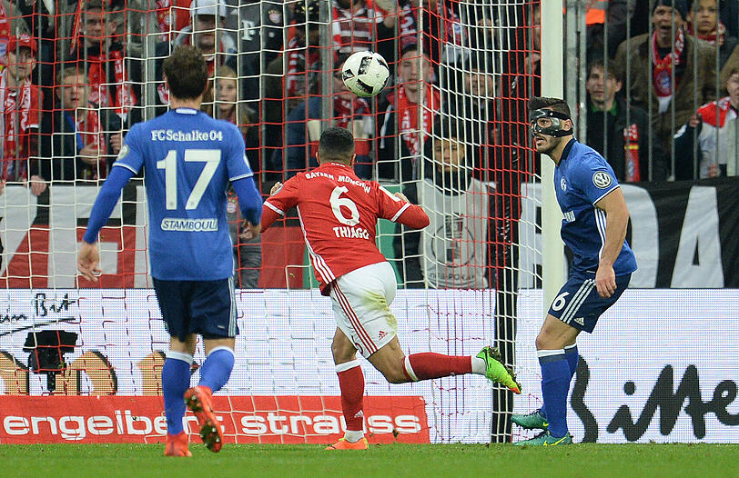 THIAGO: Note 2 -
Dass der 1,72 Meter große Spanier ein ausgezeichnetes Kopfballspiel hat, wissen jetzt auch die Schalker. Völlig allein gelassen verwertete er Lewandowskis Traumflanke bilderbuchmäßig zum 2:0. Bayerns Lenker in der Offensive &ndash; weiter in Topform.