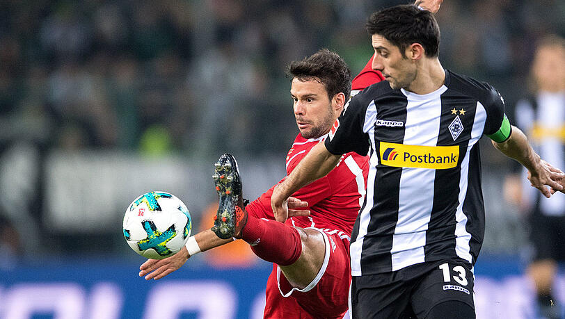 Borussia Mönchengladbach gegen den FC Bayern: Zweikampf zwischen Juan Bernat (l.) und Lars Stindel. Borussia Mönchengladbach gegen den FC Bayern: Zweikampf zwischen Juan Bernat (l.) und Lars Stindel.
