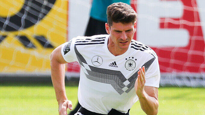 DFB-Angreifer Mario Gomez klagt über muskuläre Probleme.
