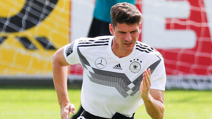 DFB-Angreifer Mario Gomez klagt über muskuläre Probleme. DFB-Angreifer Mario Gomez klagt über muskuläre Probleme.