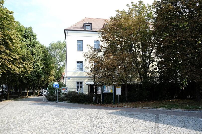 Das Schulhaus ist vom Pfarrer Martin Pfanzelt in Auftrag gegeben worden.