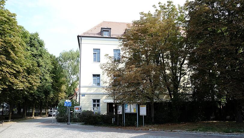 Das Schulhaus ist vom Pfarrer Martin Pfanzelt in Auftrag gegeben worden. Das Schulhaus ist vom Pfarrer Martin Pfanzelt in Auftrag gegeben worden.