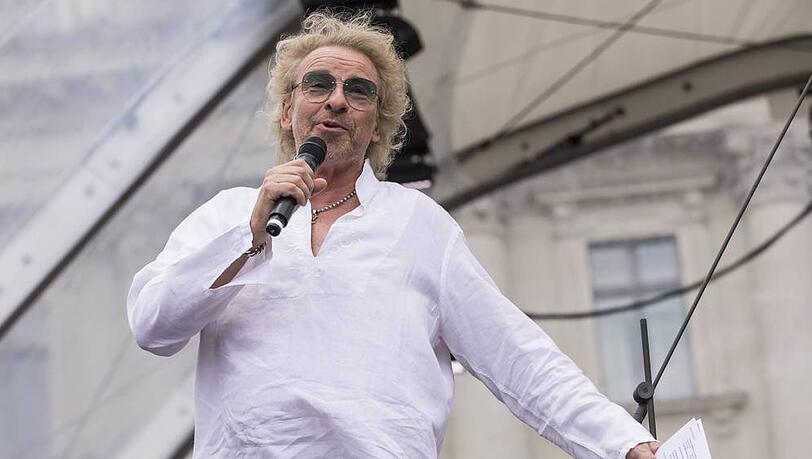 Hinter dem Mikrofon fühlt sich Thomas Gottschalk wohl Hinter dem Mikrofon fühlt sich Thomas Gottschalk wohl