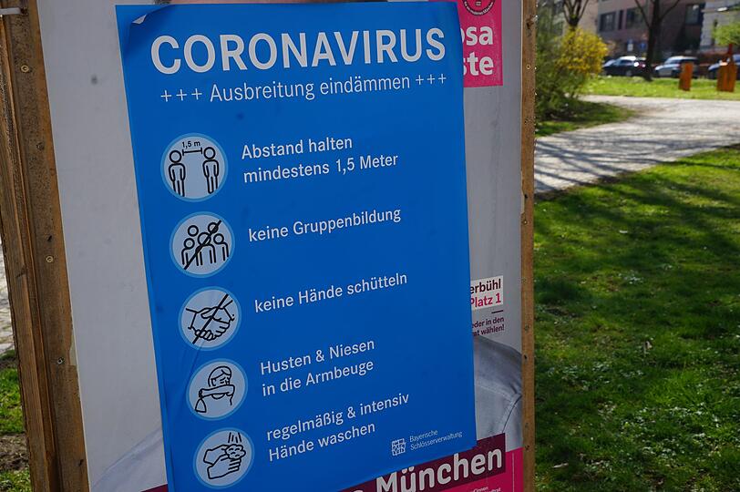 Auch auf ausgedienten Wahlplakaten hängen die Regeln der Bayerischen Schlösserverwaltung.