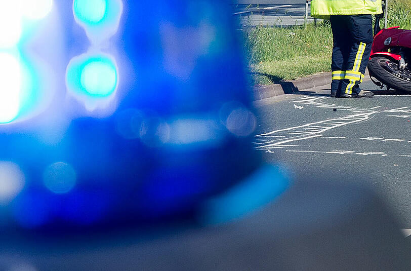 Eine Mazda-Fahrerin wechselte ruckartig die Fahrspur und übersah dabei eine Motorradfahrerin. (Symbolbild)
