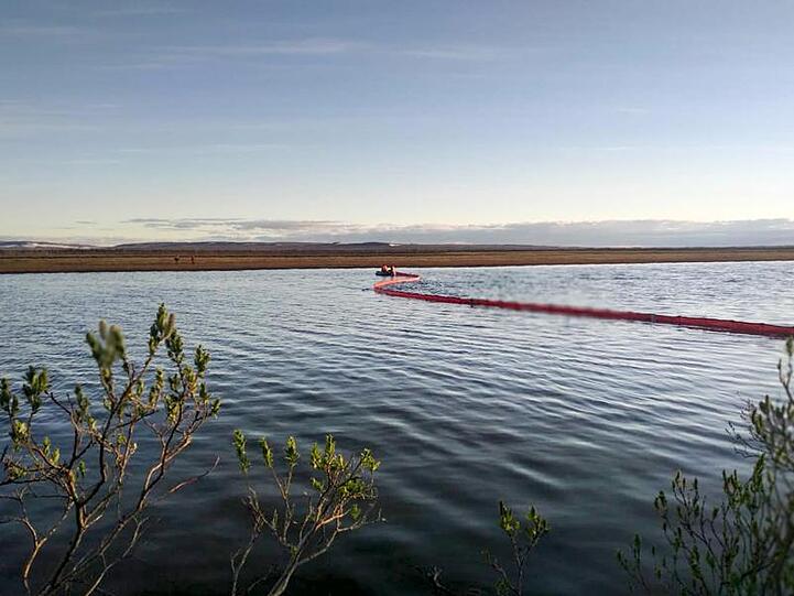 Rettungskräfte versuchen die Ausbreitung eines Ölteppichs 2.900 Kilometer nordöstlich von Moskau einzudämmen.