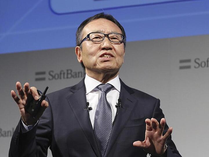 Ken Miyauchi, Vorstandsvorsitzender von Softbank, spricht während einer Pressekonferenz.