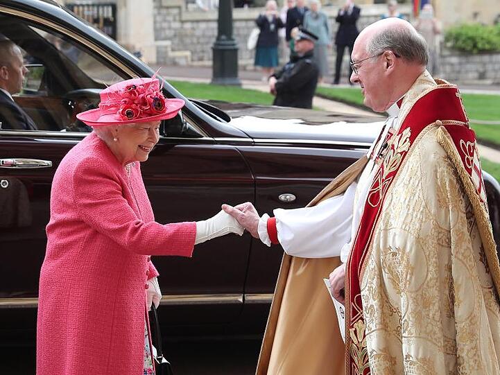 Königin Elizabeth II. wird von Dekan David John Conner begrüßt.