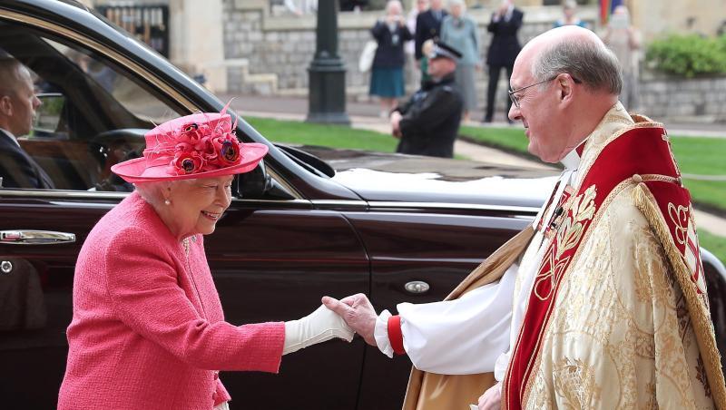 Königin Elizabeth II. wird von Dekan David John Conner begrüßt. Königin Elizabeth II. wird von Dekan David John Conner begrüßt.