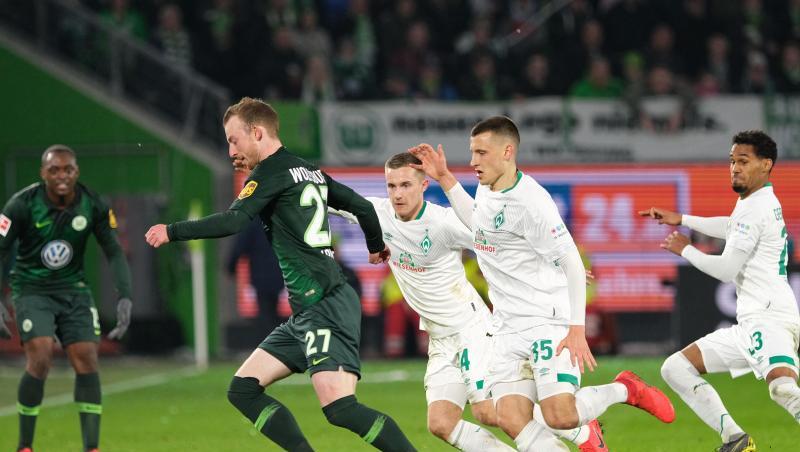 Der ballführende Wolfsburger Maximilian Arnold (l-r) wird von den Brüdern Johannes und Maximilian Eggestein bedrängt. Der ballführende Wolfsburger Maximilian Arnold (l-r) wird von den Brüdern Johannes und Maximilian Eggestein bedrängt.