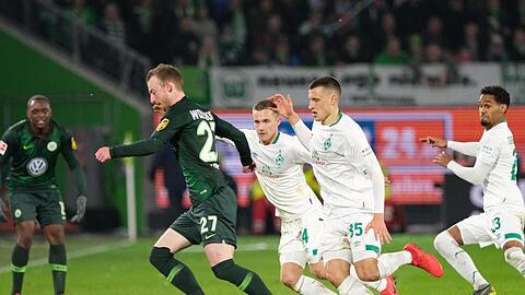 Der ballführende Wolfsburger Maximilian Arnold (l-r) wird von den Brüdern Johannes und Maximilian Eggestein bedrängt.