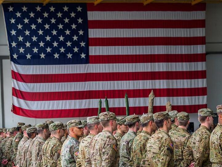 US-Soldaten während einer militärischen Zeremonie in den Storck-Barracks vor einer Flagge der Vereinigten Staaten von Amerika.
