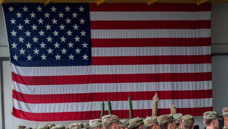 US-Soldaten während einer militärischen Zeremonie in den Storck-Barracks vor einer Flagge der Vereinigten Staaten von Amerika. US-Soldaten während einer militärischen Zeremonie in den Storck-Barracks vor einer Flagge der Vereinigten Staaten von Amerika.