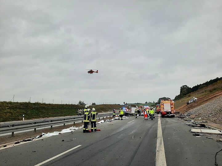 Ein Kleinlastwagen und ein Auto waren am Crash auf der A94 beteiligt – der Pkw wurde von der Wucht des Aufpralls von der Autobahn geschleudert.